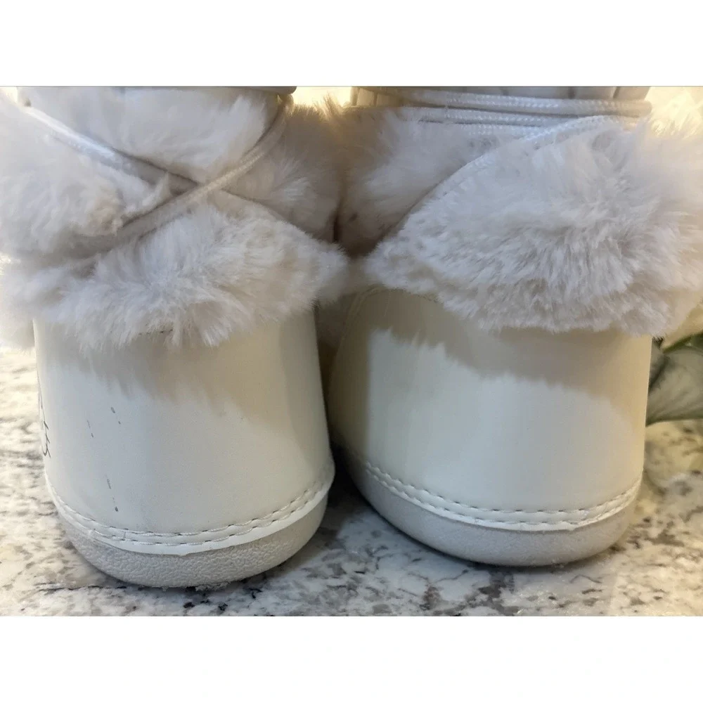 Forever21 Hello‎ Kitty Boots Women's Size 8 White Fur Winter Boots pink Bow